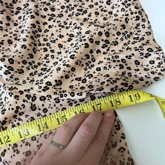 Saltwater Luxe tan and black leopard crop top with ruffle bottom v neck medium - Picture 4 of 10